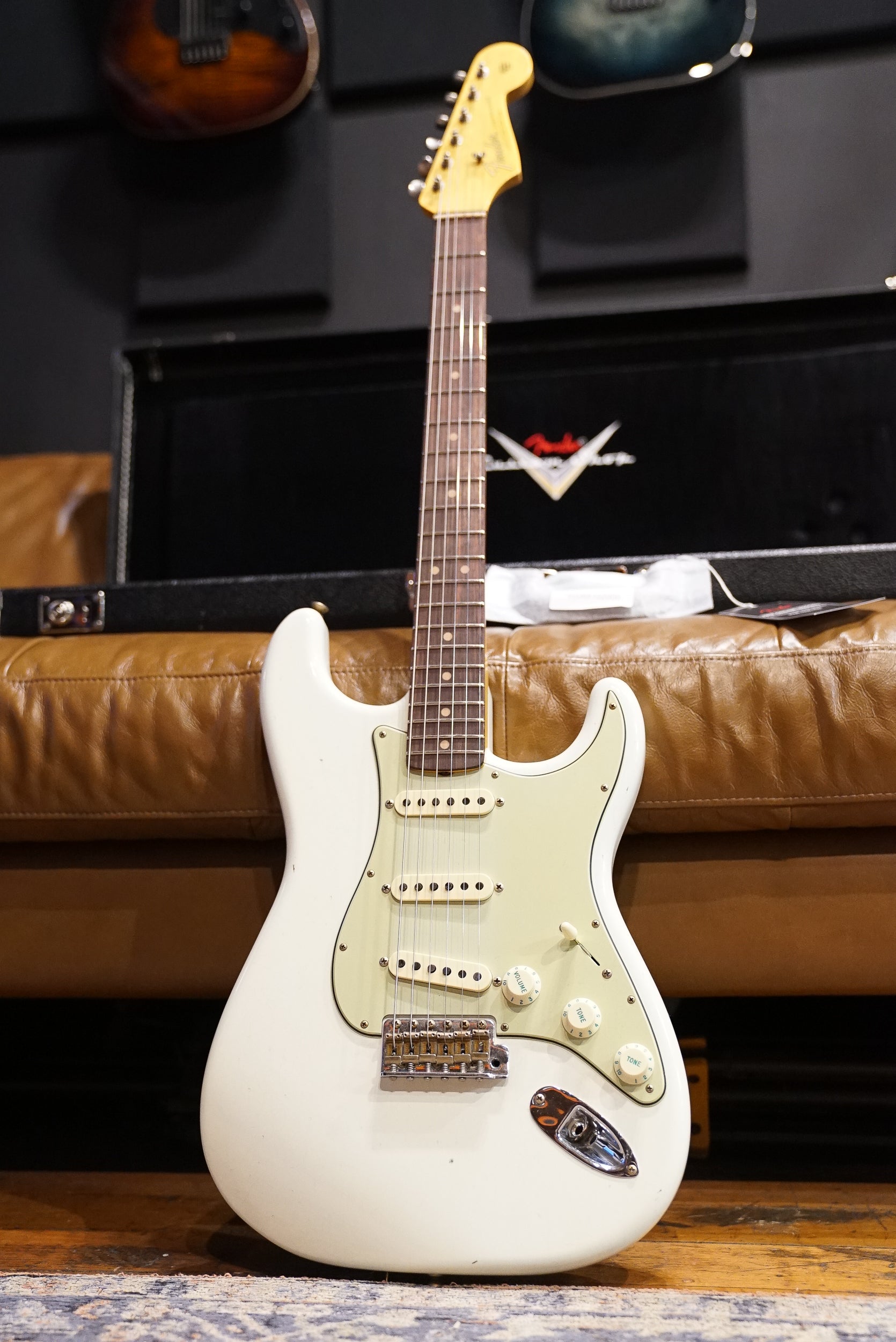 Fender stratocaster custom on sale shop olympic white