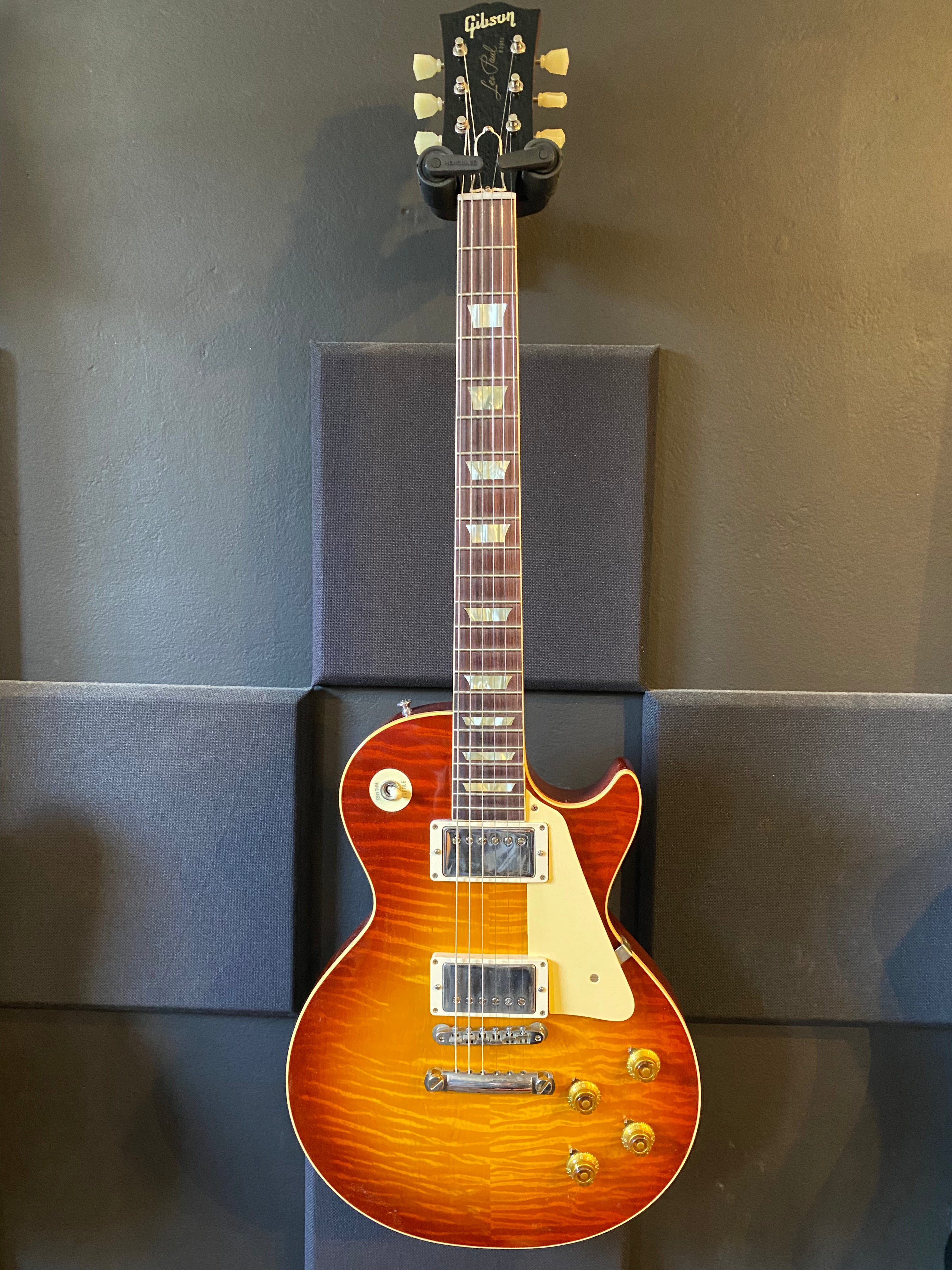 Teaburst GIbson Custom Shop 59 Les Paul Standard Cherry Teaburst VOS - hand pic
