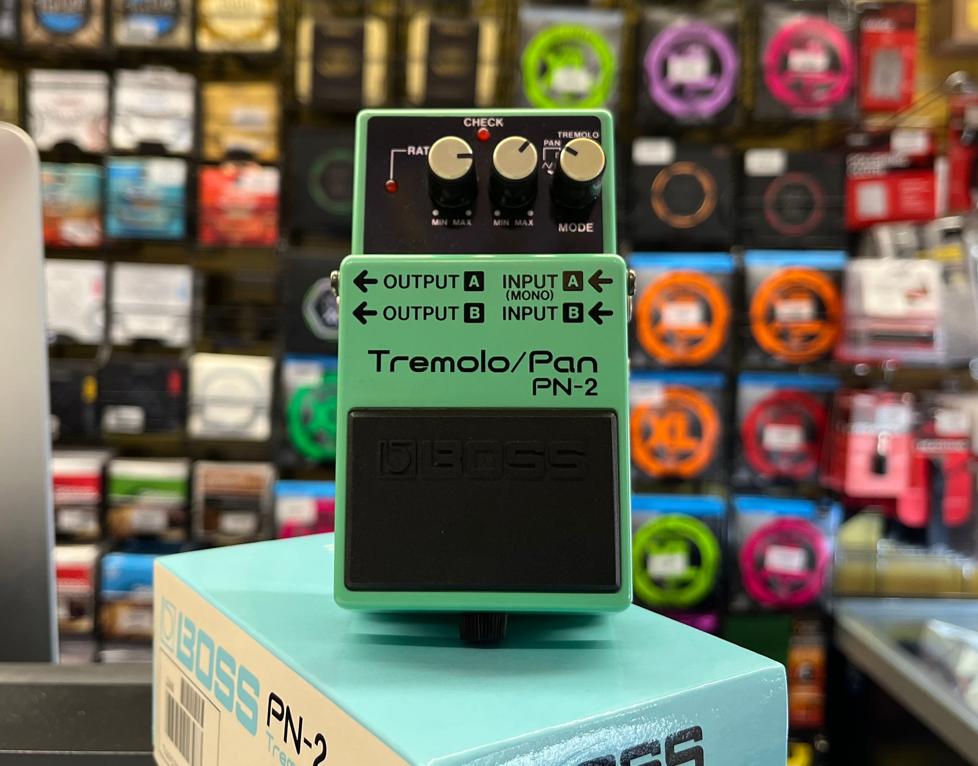 【廃盤/希少レア品】BOSS Tremolo/Pan PN-2 Boss Tremolo/Pan PN-2 Pedal (1990's) - YouTube